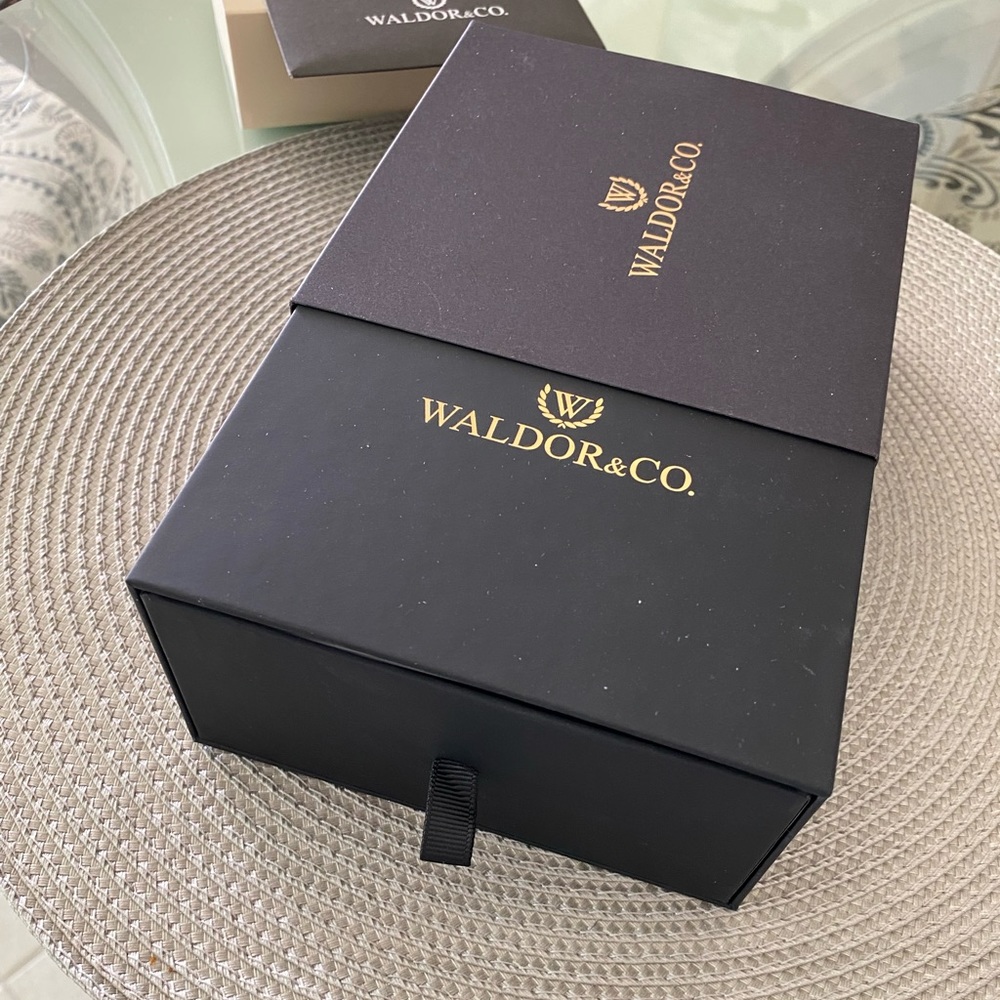 NWT/NIB Waldor & Co. ladies “Delight 32 Chelsea” 22 carat gold-plated SS watch - Picture 13 of 13